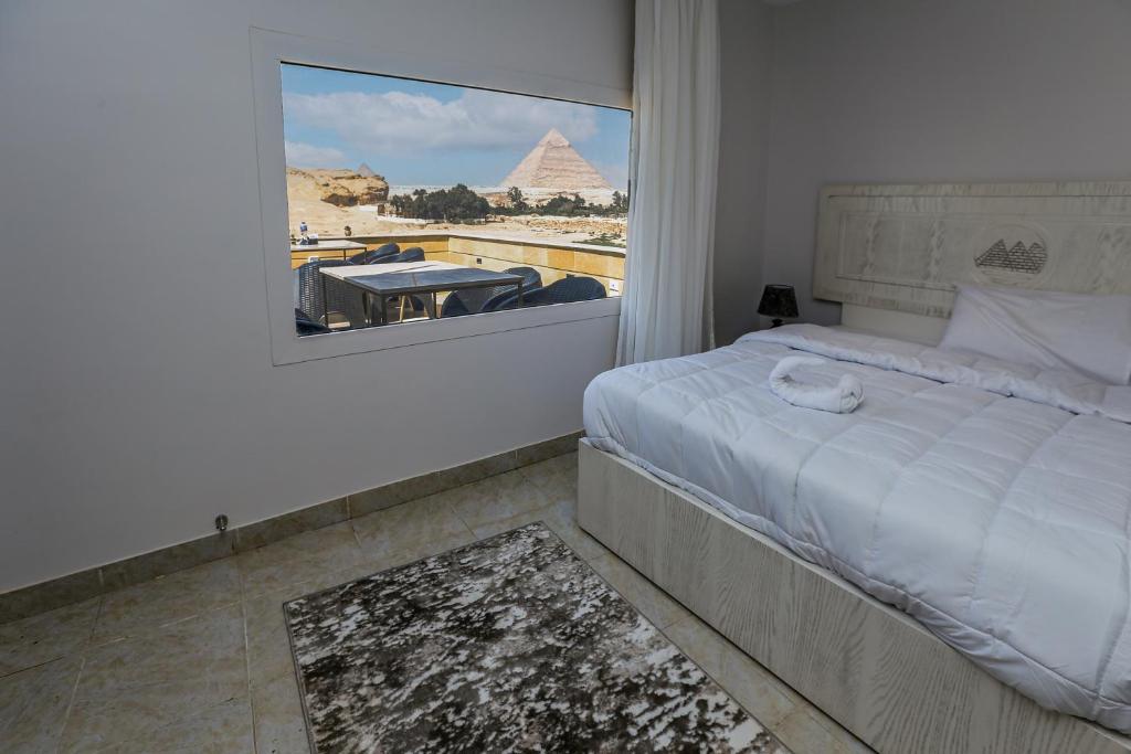 Postel nebo postele na pokoji v ubytování Pyramids Land Suites