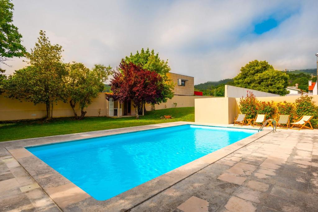 Bazén v ubytování Casa das Camelias nebo v jeho okolí