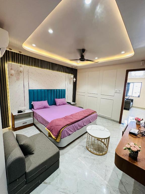 MehekarVedika resort loadging and boarding的带一张大床和一张沙发的卧室