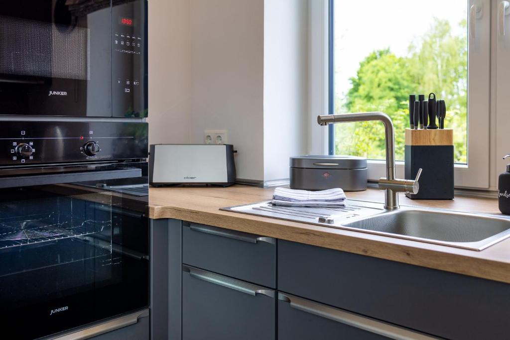 Kuchyň nebo kuchyňský kout v ubytování Ferienhaus Liegeplatz Dangast