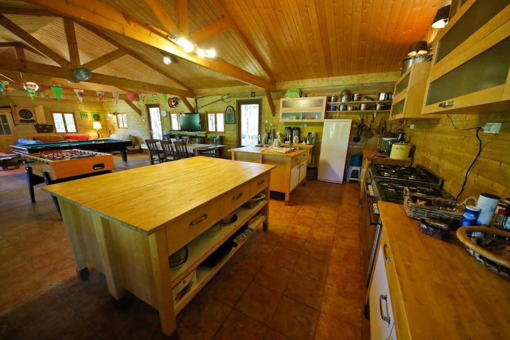 Kuchyň nebo kuchyňský kout v ubytování Domaine La Faix, Gite la Forestière
