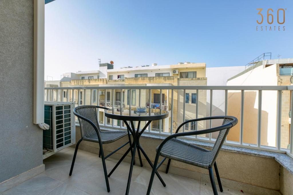 Balkón nebo terasa v ubytování Charming & Central 3BR Apt with Private Terrace by 360 Estates