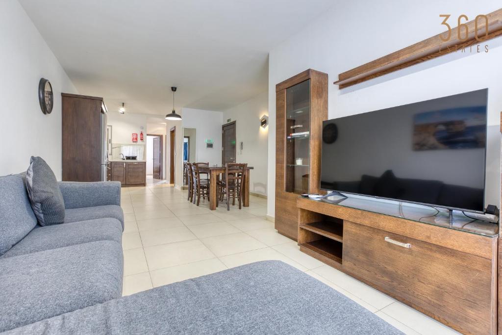 Posezení v ubytování Charming & Central 3BR Apt with Private Terrace by 360 Estates