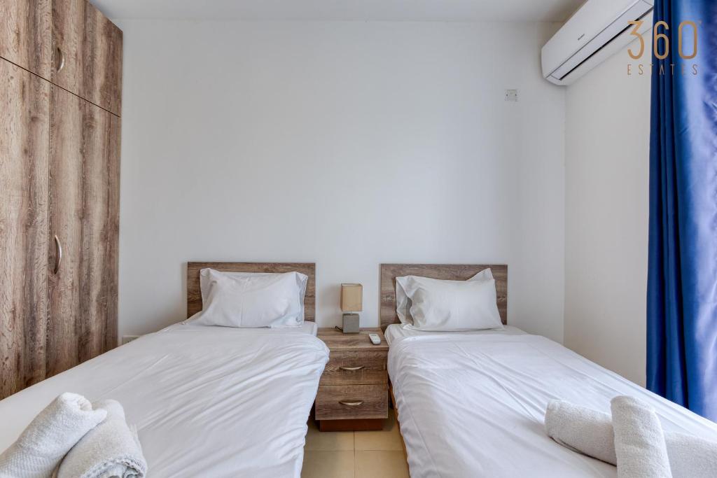 Postel nebo postele na pokoji v ubytování Charming & Central 3BR Apt with Private Terrace by 360 Estates