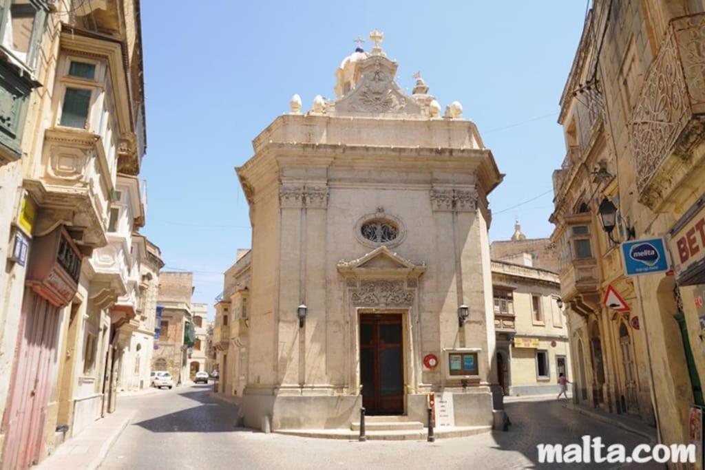 Fotografie z fotogalerie ubytování Charming & Central 3BR Apt with Private Terrace by 360 Estates v destinaci Birkirkara