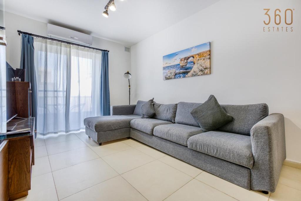 Posezení v ubytování Charming & Central 3BR Apt with Private Terrace by 360 Estates