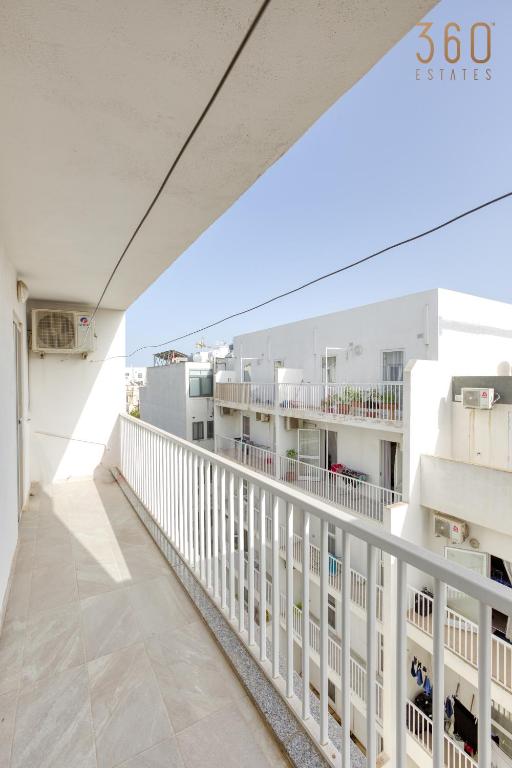 Balkón nebo terasa v ubytování Charming & Central 3BR Apt with Private Terrace by 360 Estates