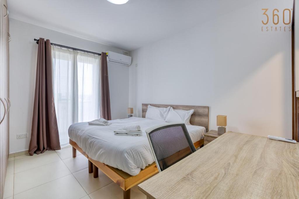Postel nebo postele na pokoji v ubytování Charming & Central 3BR Apt with Private Terrace by 360 Estates