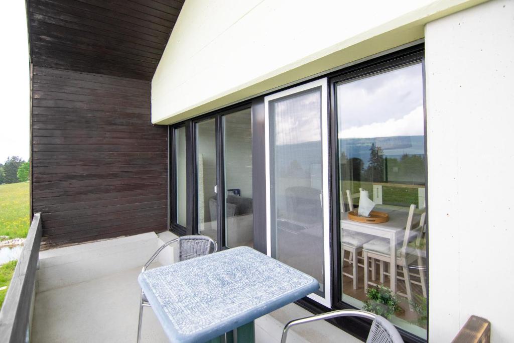 Μπαλκόνι ή βεράντα στο B&B Mont-Crosin