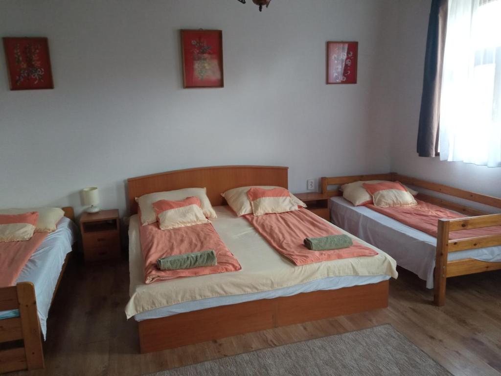 Posteľ alebo postele v izbe v ubytovaní Heni Vendégháza