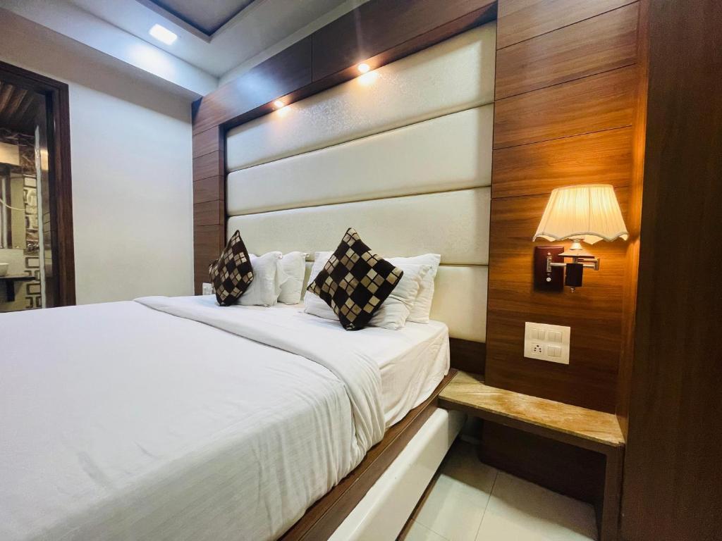 Postel nebo postele na pokoji v ubytování Hotel Kc Inn Ajmer