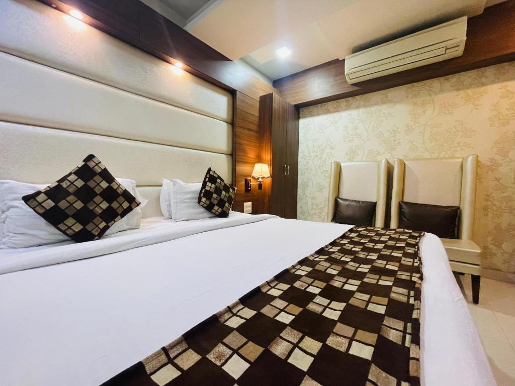 Postel nebo postele na pokoji v ubytování Hotel Kc Inn Ajmer
