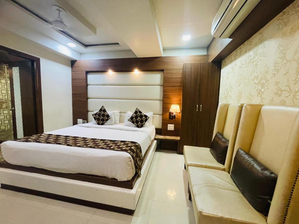 Postel nebo postele na pokoji v ubytování Hotel Kc Inn Ajmer