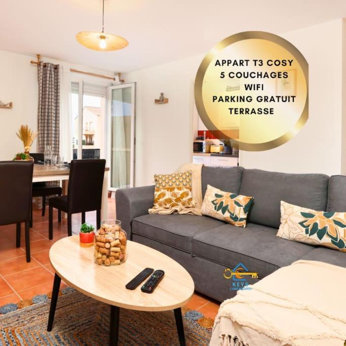 un salon avec un canapé et une table dans l'établissement Superbe Nid Douillet avec Terrasse, Double Parking, à Carcassonne