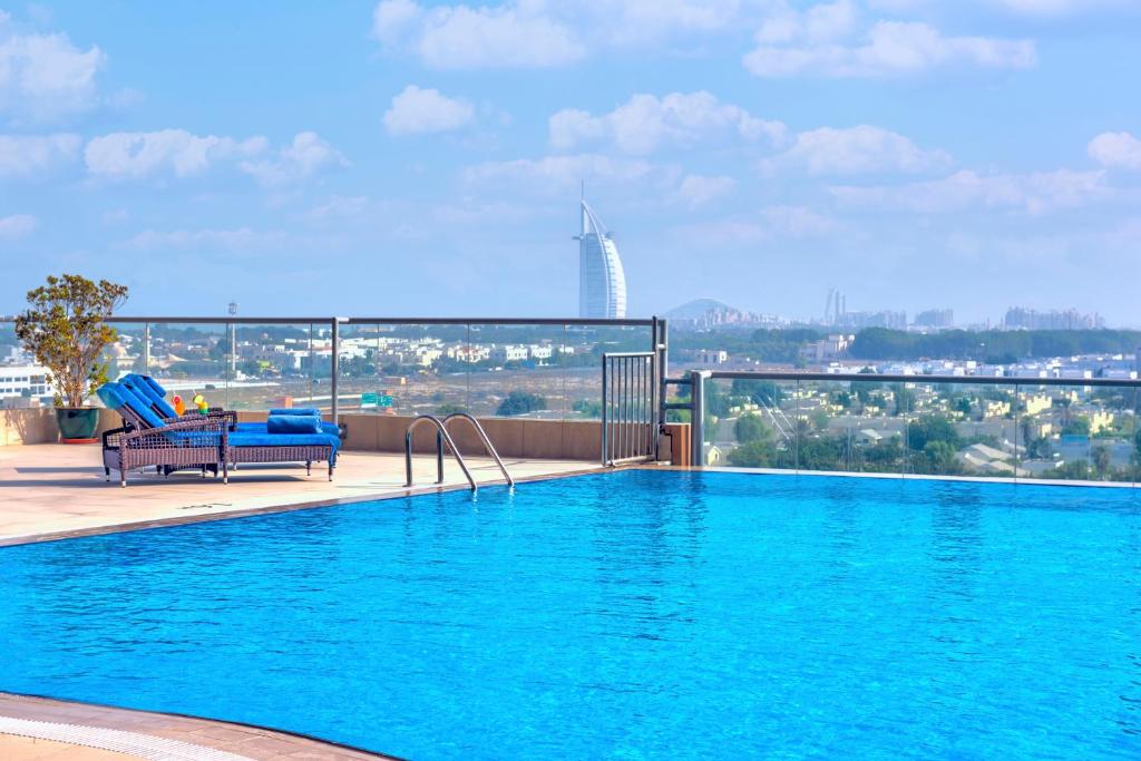 Bazén v ubytování Two Seasons Hotel & Apartments nebo v jeho okolí