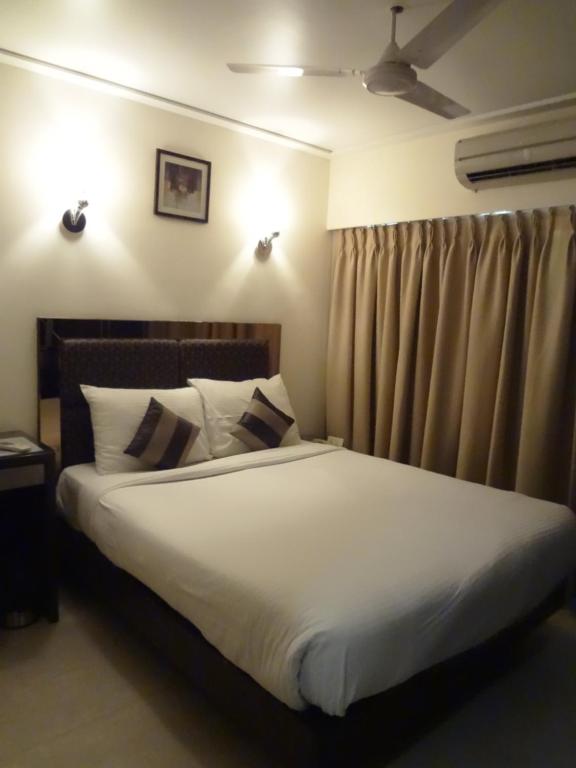 Una cama o camas en una habitación de Hotel Suba Galaxy Mumbai