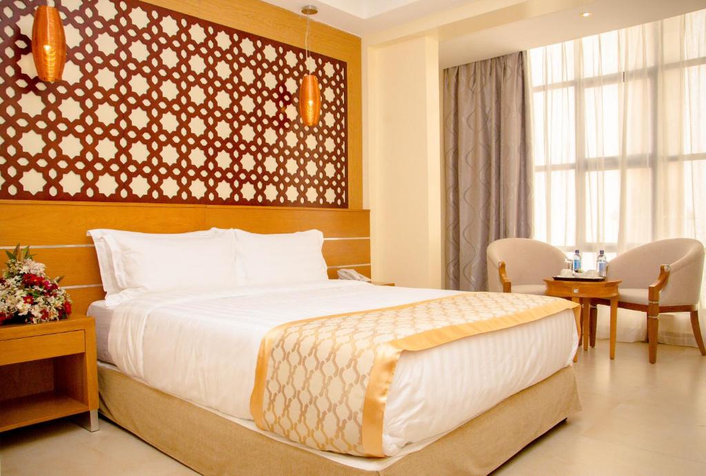 Postel nebo postele na pokoji v ubytování Saab Royale Hotel