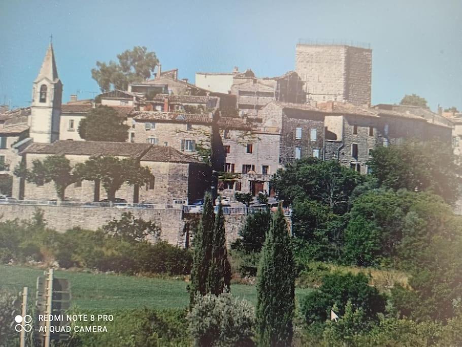 un bâtiment au sommet d'une colline avec un château dans l'établissement villa en Piémont cevenol, à Durfort-et-Saint-Martin-de-Sossenac