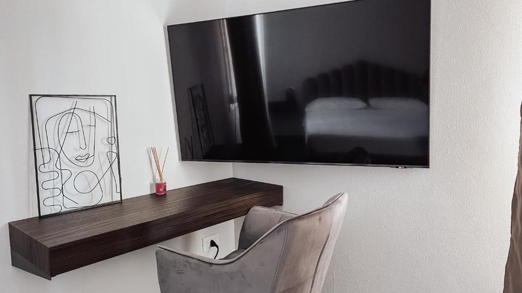 TV a/nebo společenská místnost v ubytování Ampio e Raffinato Vicino Mare e Città