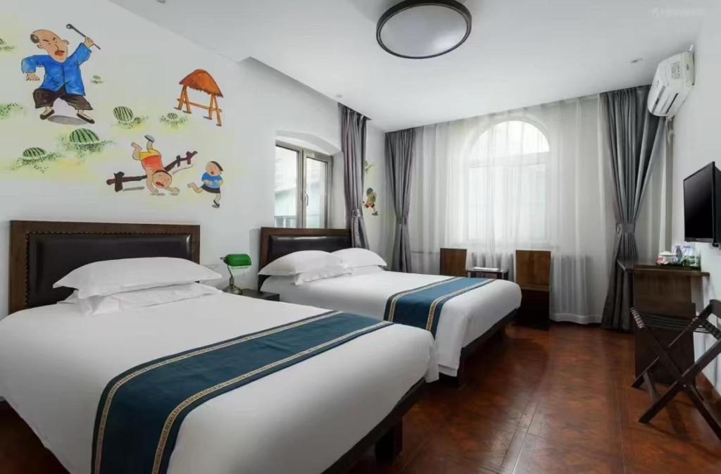 Postel nebo postele na pokoji v ubytování Nostalgia Hotel Beijing Guozijian Ghost Street - Near Beijing Lama Temple, Beihai Park, Jingshan Park, Drum Tower, Houhai Bar Street, Tian'anmen Square, Located in Beijing traditional Hutongs, 5 minutes away from Beixinqiao Metro Station
