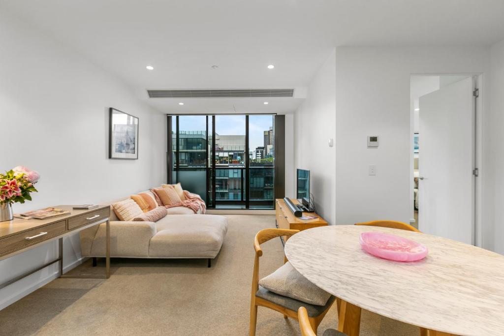 Hotel Southbank, River View, Free Parking, a living room with a table and a couch at Southbank, River View, Free Parking in Melbourne