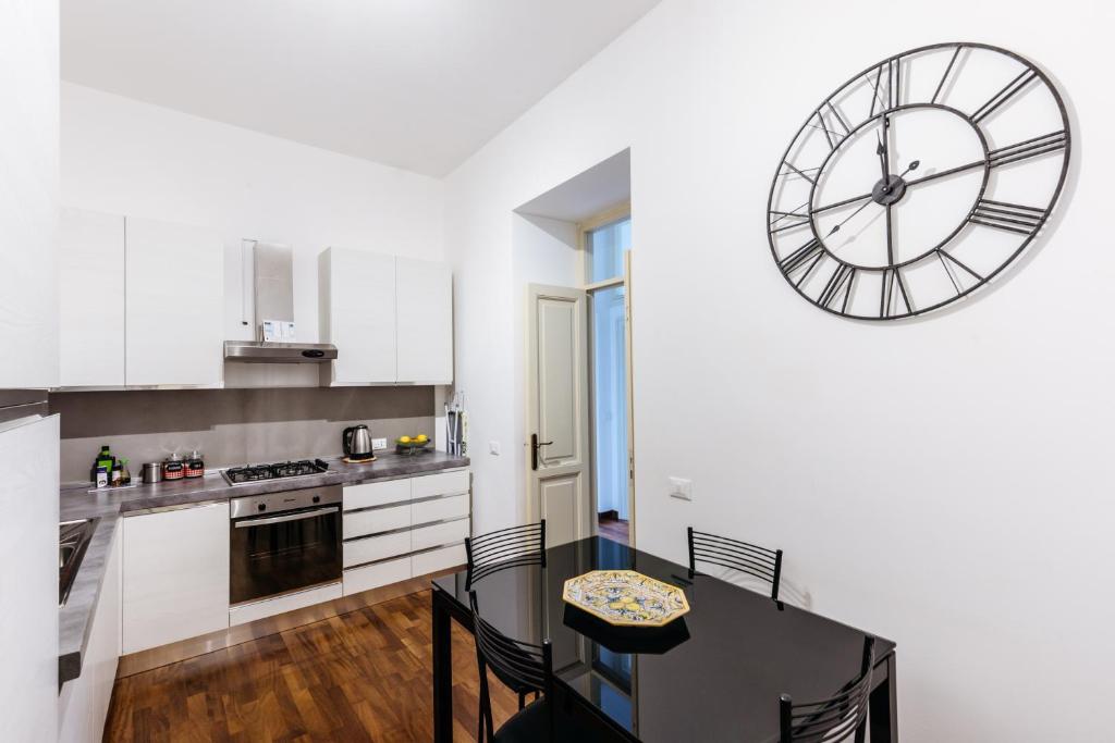 A kitchen or kitchenette at Piazza Marina Suite By DomuSicily