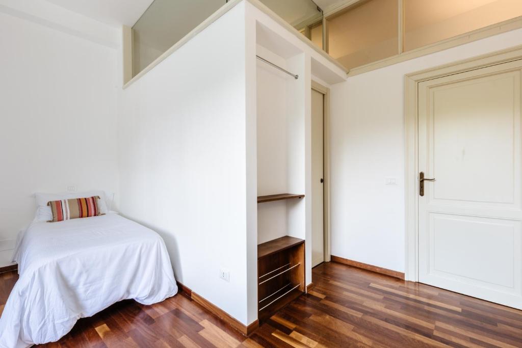 A bed or beds in a room at Piazza Marina Suite By DomuSicily