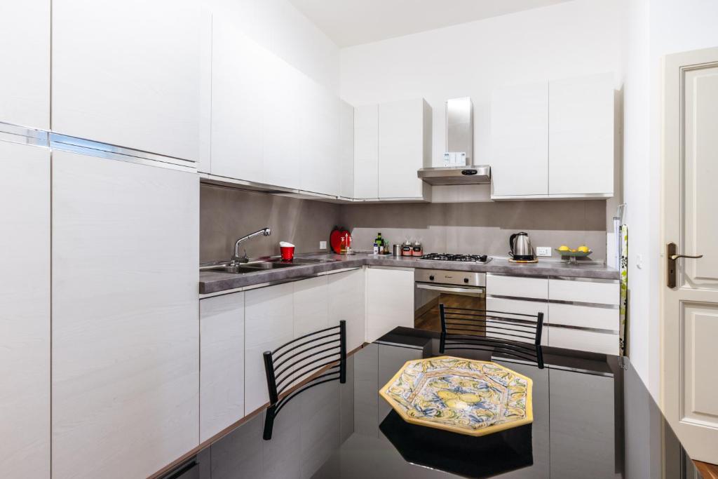 A kitchen or kitchenette at Piazza Marina Suite By DomuSicily
