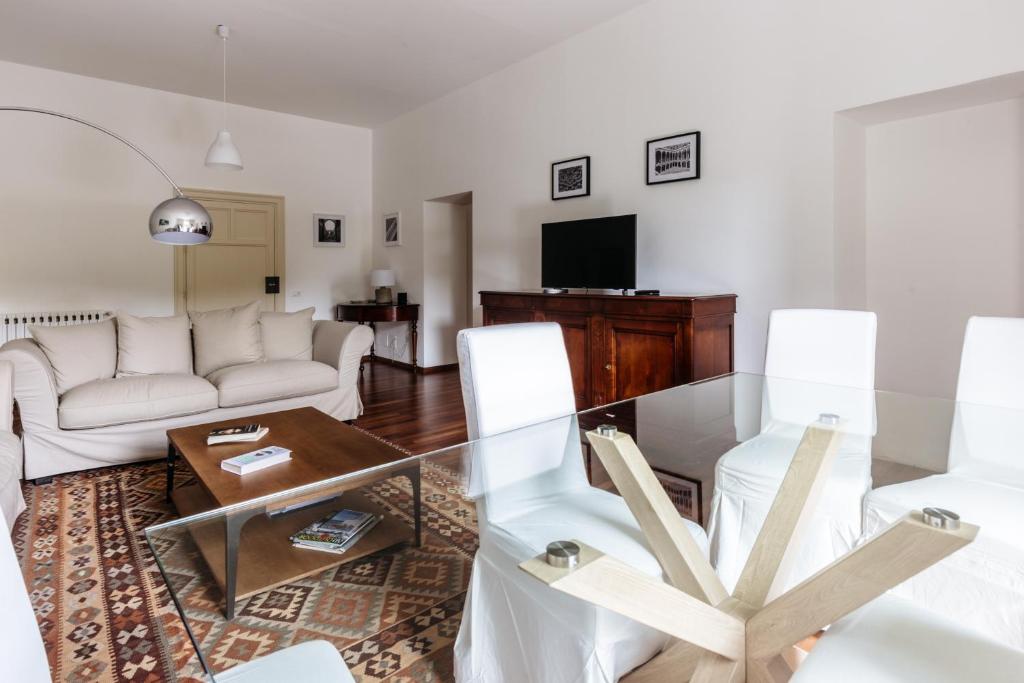 A television and/or entertainment centre at Piazza Marina Suite By DomuSicily