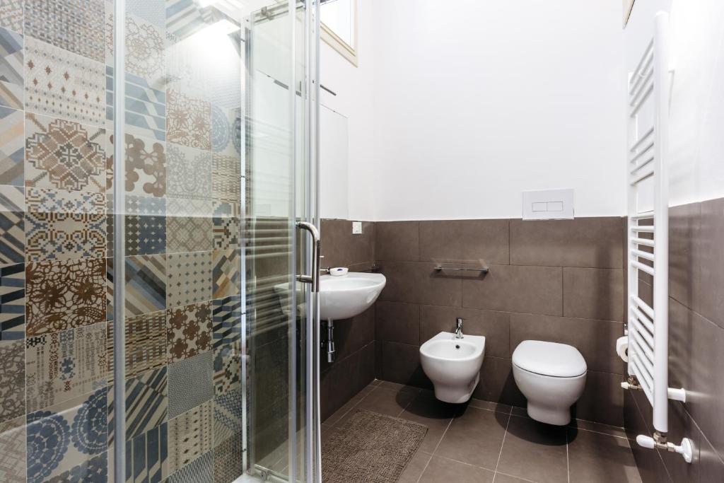 A bathroom at Piazza Marina Suite By DomuSicily
