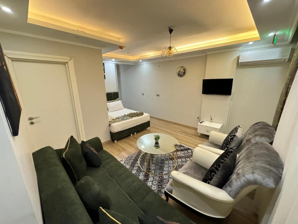 TV a/nebo společenská místnost v ubytování The Pashaam Suit Bakırköy