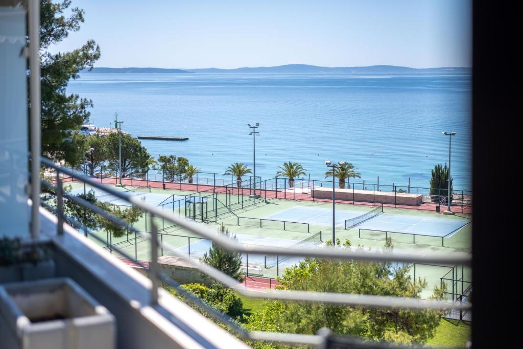 a view of a tennis court and the ocean at The Residence Aparthotel in Podstrana