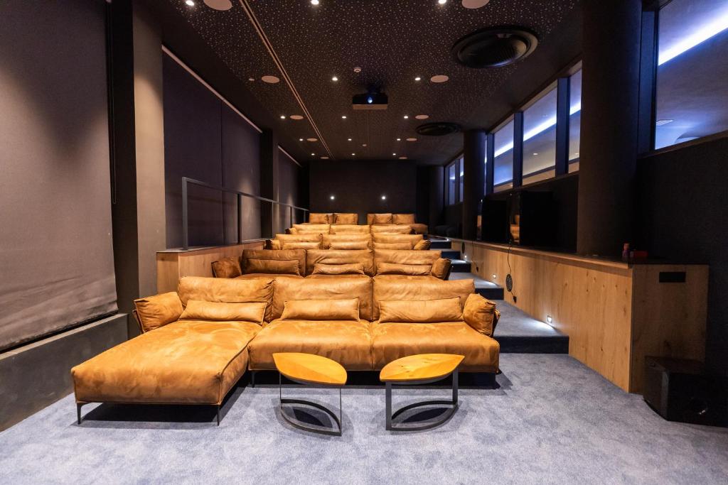 una fila di divani in pelle in una sala d'attesa di Hotel Ramonda a Boljevac