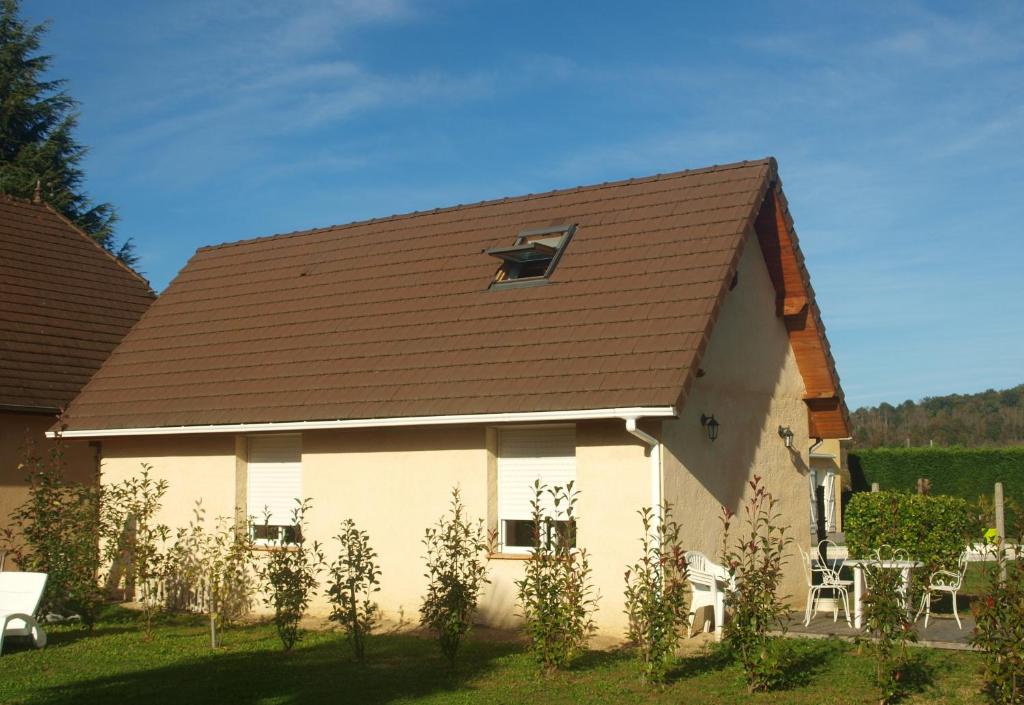 une grande maison blanche avec un toit marron dans l'établissement Gite Feugas, à Assat