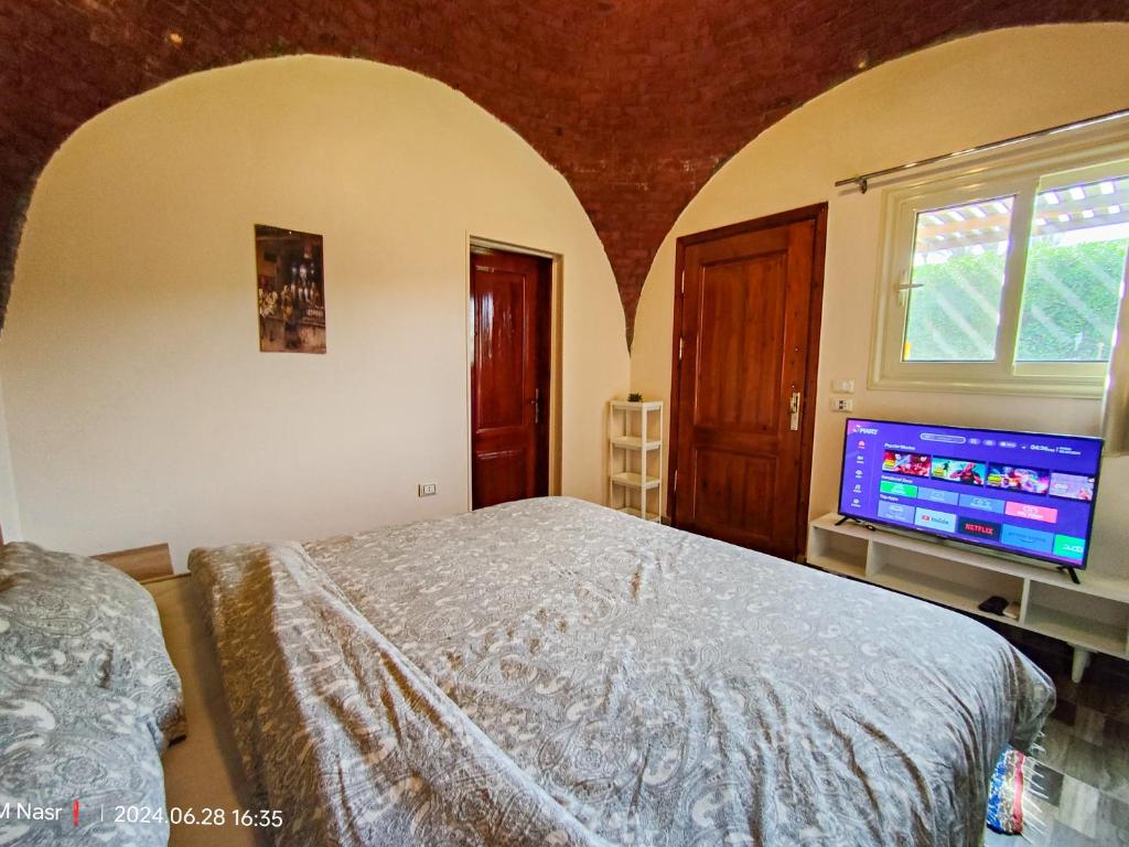 TV in/ali zabaviščno središče v nastanitvi Son of Ra Inn