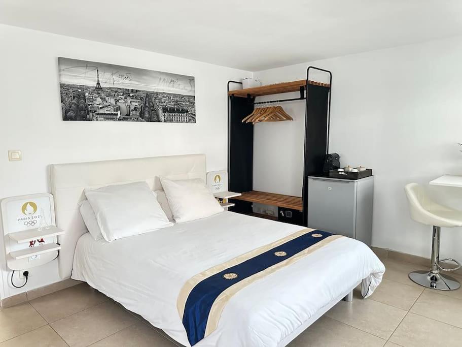 une chambre avec un lit, un bureau et une chaise dans l'établissement 2 pièces proche Centrex Paris Disney, à Noisy-le-Grand