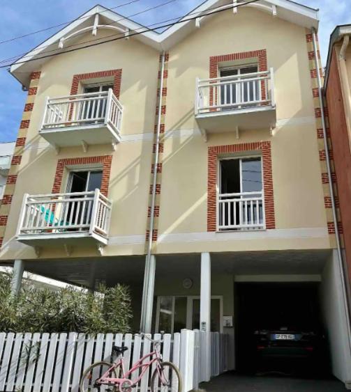 une maison avec un vélo garé devant dans l'établissement Villa la plage, à Arcachon