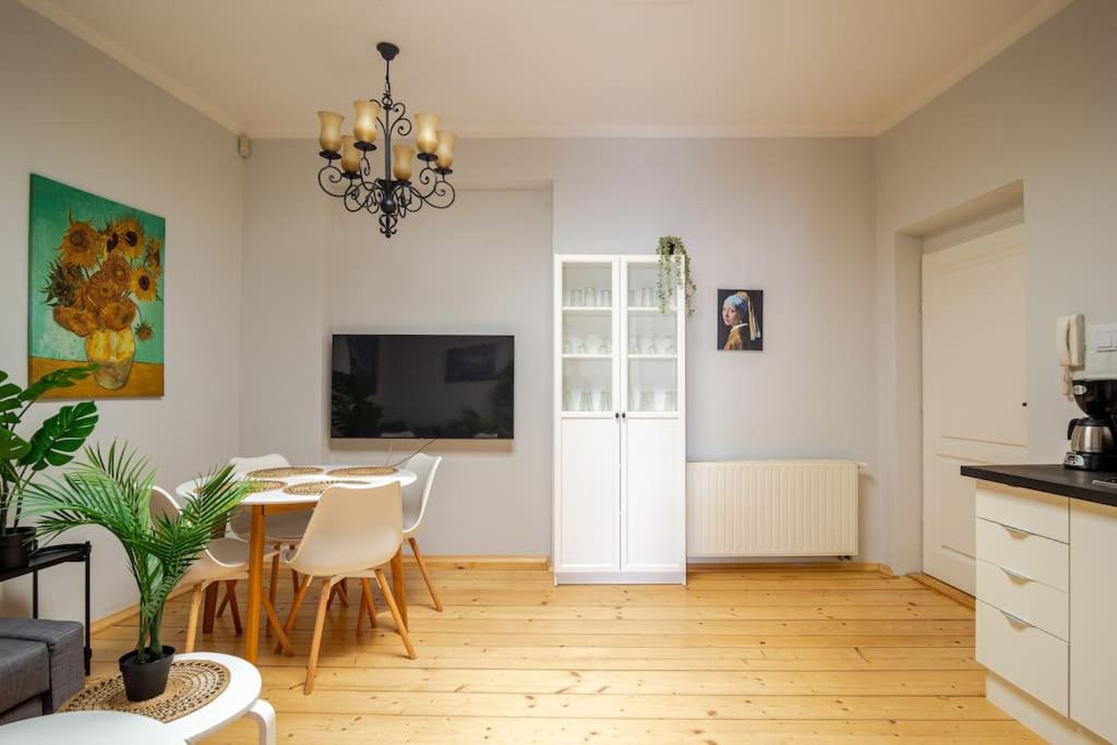 Televízia a/alebo spoločenská miestnosť v ubytovaní Florianska Gate Luxury Apartments