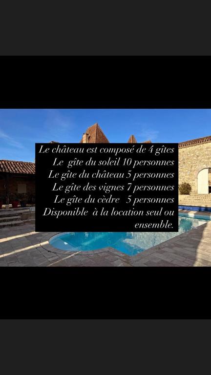 un panneau situé sur le côté d'un bâtiment dans l'établissement Chateau de Mazelieres, à Espiens