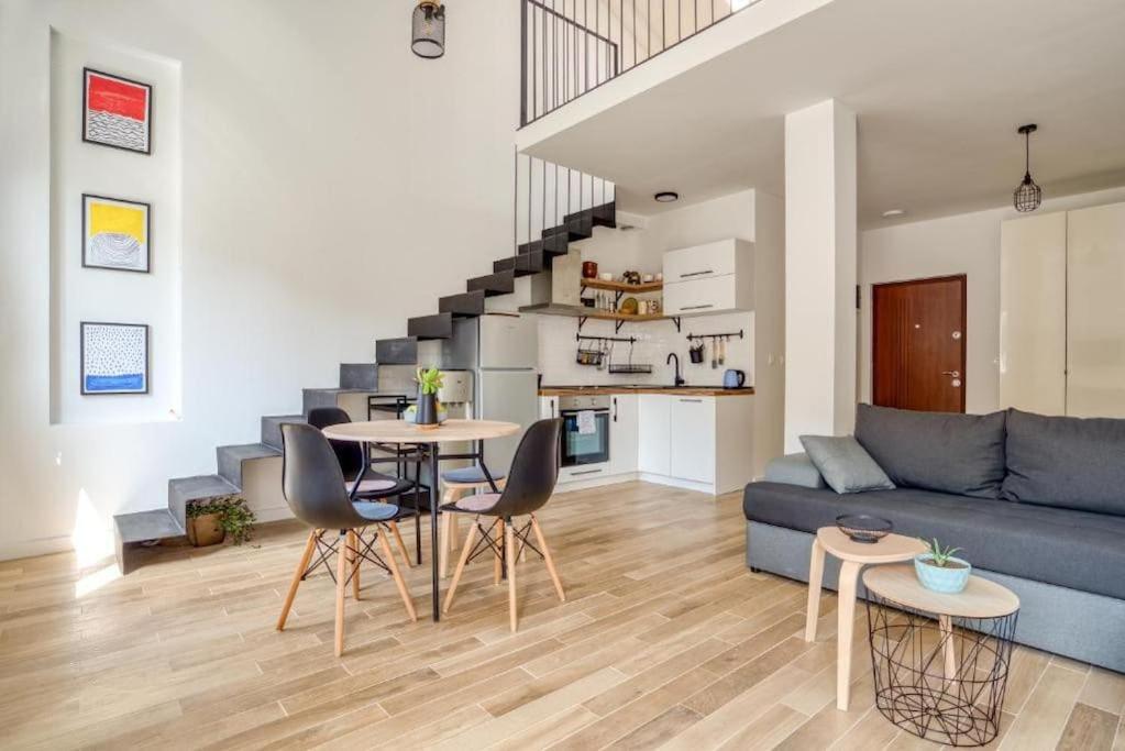 un salon avec un canapé bleu et une table dans l'établissement Magi-Family Rooftop Apartment Budva, à Budva