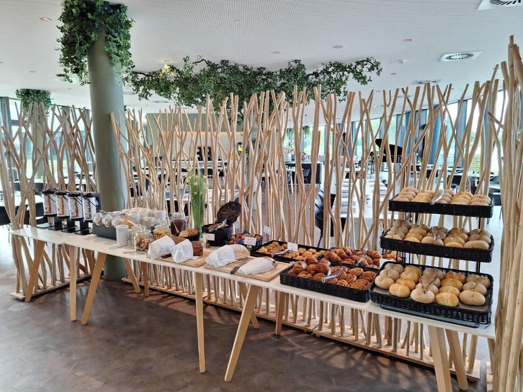 a display of breads and pastries on a table at Domein Polderwind in Zuienkerke