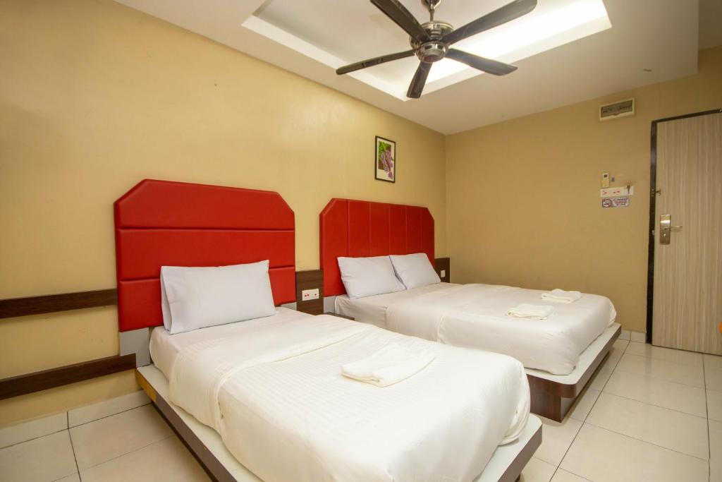 Postel nebo postele na pokoji v ubytování JQ Happy Lumut Hotel