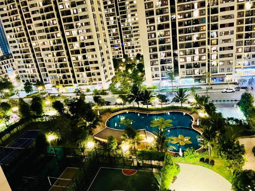 an overhead view of a pool in a city with tall buildings at Căn hộ 1PN 2 giường Vin Grand Park chỉ từ 550k in Gò Công