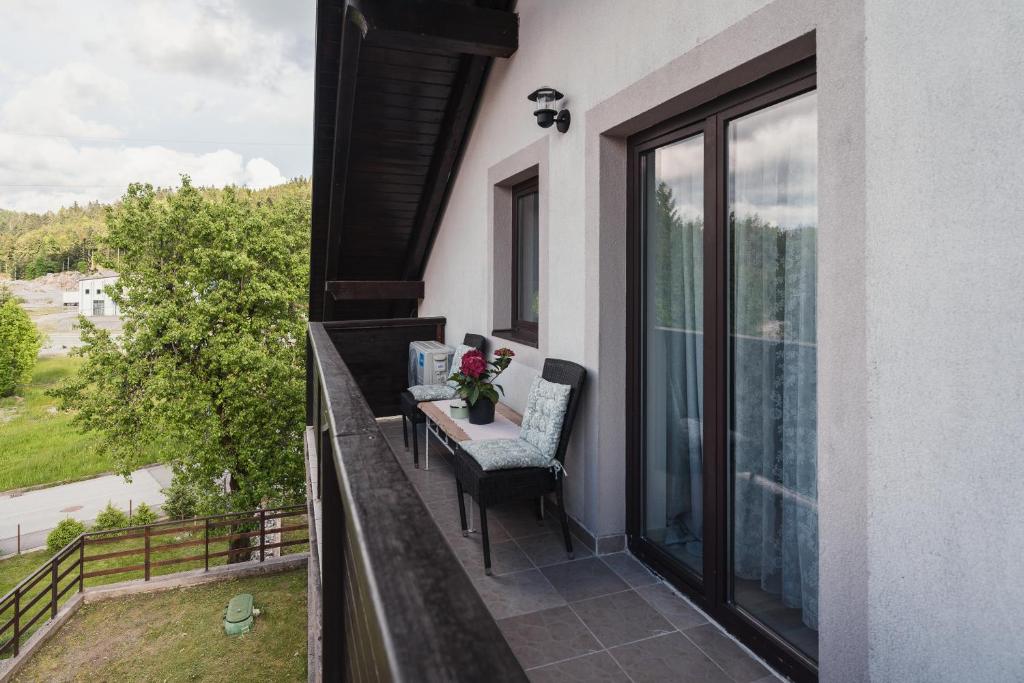 Balkón nebo terasa v ubytování Apartman Malnar Lokve