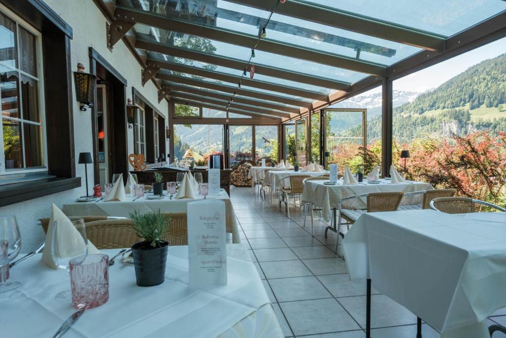 Nespecifikovaný výhled na hory nebo výhled na hory při pohledu z hotelu