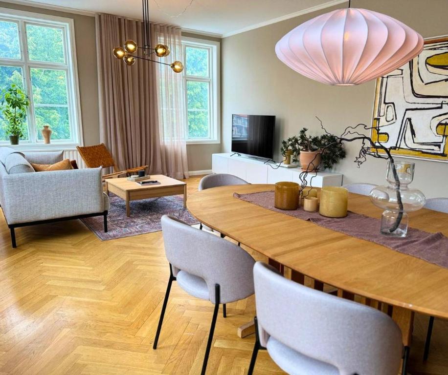 TV a/nebo společenská místnost v ubytování Eksjö Stadshotell