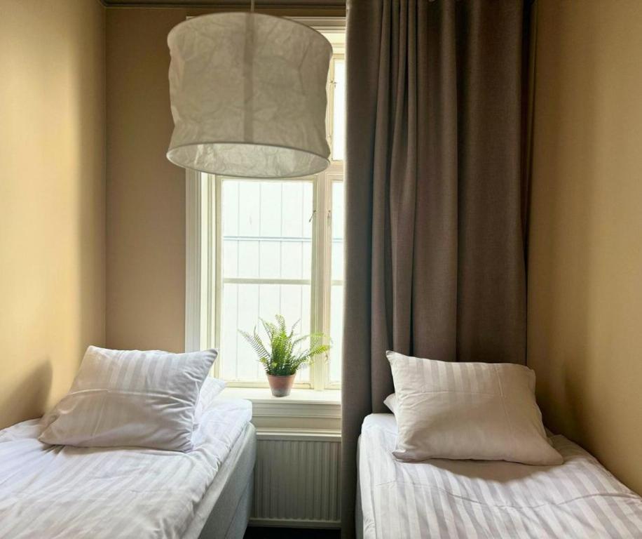 Postel nebo postele na pokoji v ubytování Eksjö Stadshotell