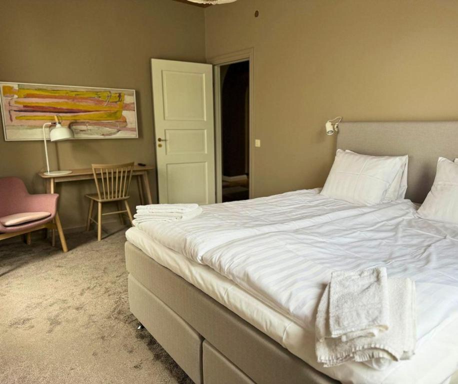 Postel nebo postele na pokoji v ubytování Eksjö Stadshotell