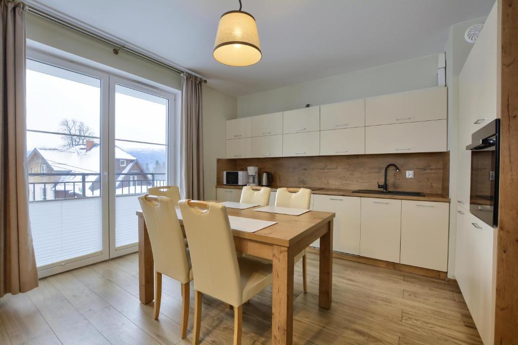 Kuchyň nebo kuchyňský kout v ubytování Apartament NavyBlue z widokiem na góry