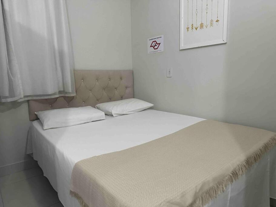 Postel nebo postele na pokoji v ubytování Kitnet 205 no centro com ar condiciona e tv smart